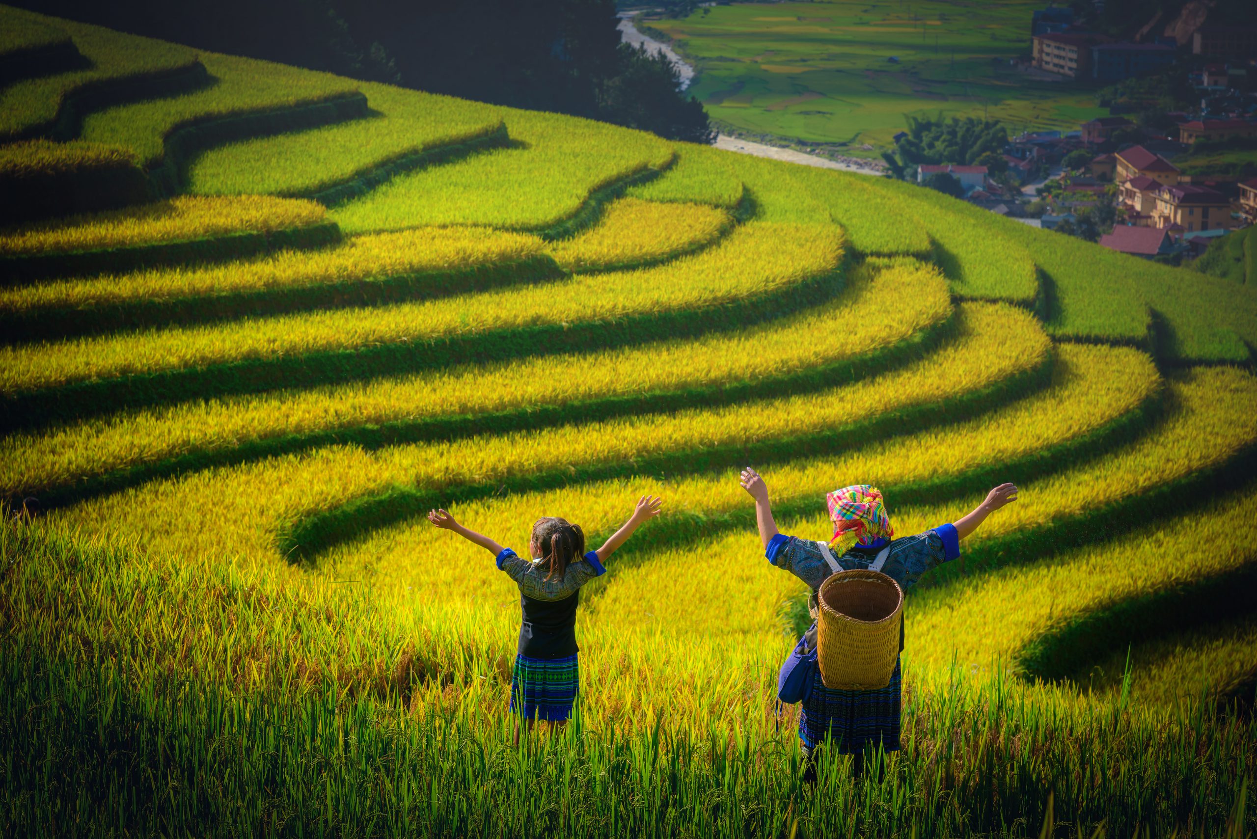 500px-photo-id-230518221-women-farmer-and-daughter-raising-arm-on-rice-fields-terraced-at-sunset-in-mu-cang-chai-yenbai-vietnam
